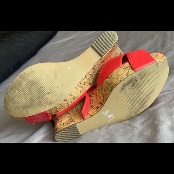 *Great Condition* PLEASE BUY, moving! Sz 9.5 Guess Bright Coral Wedges - Picture 3 of 5